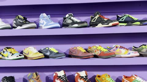 مجموعة أحذية رياضية نادرة في معرض سنيكركون بمدينة جدة