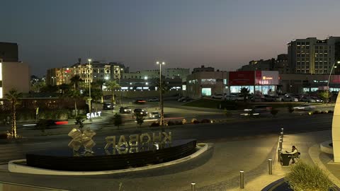 شوارع مدينة الخبر ليلاً وحركة المرور