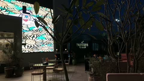 مطعم باركرز مجمع إكس الخبر جلسات خارجية ليلية