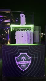 عرض منتجات النادي الأهلي في سنيكر كون جدة