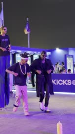 شباب يرقصون في فعالية سنيكركون بجدة ليلاً