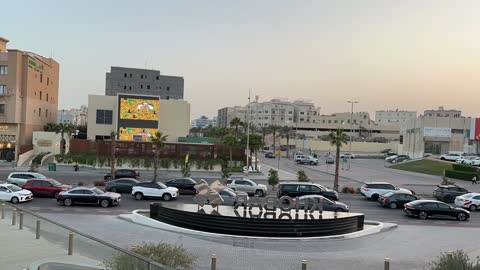 حركة المرور في شوارع مدينة الخبر وقت الغروب