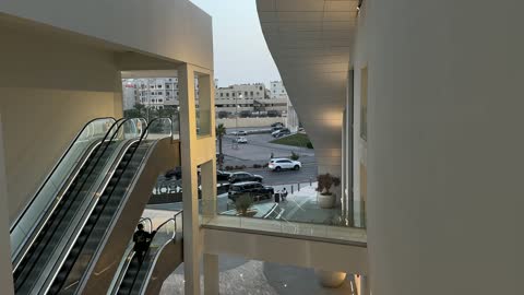 مجمع إكس الخبر العمارة الحديثة والسلالم الكهربائية