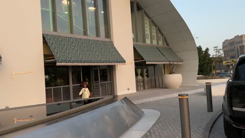 مبنى مجمع إكس الخبر الحديث ومشهد الشارع