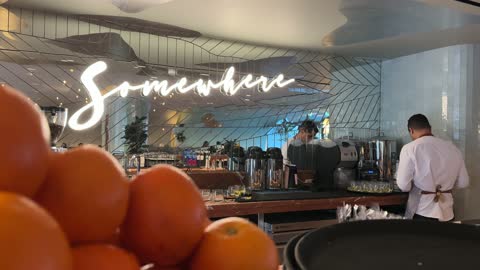 فيديو مطعم صم وير في مجمع إكس الخبر لقطة داخلية عصرية