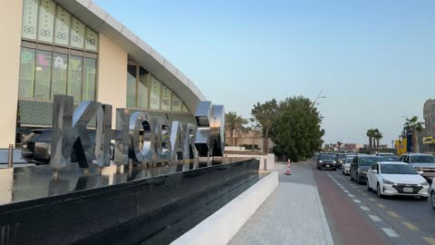 مجمع إكس الخبر في السعودية وحركة المرور في الشارع