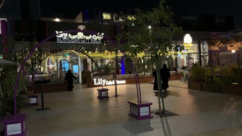 سيتي ووك في مدينة الخبر بالسعودية  ساحة المشاة ليلاً