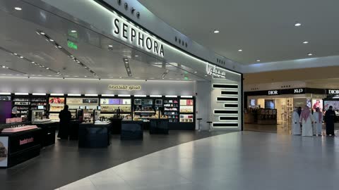 واجهة متجر سيفورا ومنطقة التسوق الفاخرة في الظهران مول