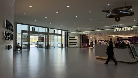 لقطة داخلية لمنطقة التسوق والممرات في الظهران مول