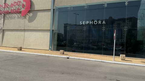 سيارة شانجان تمر أمام الظهران مول السعودية