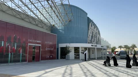 الظهران مول السعودية لقطات خارجية نهارية للمشي