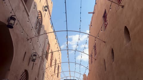 زقاق تراثي عربي تقليدي لقطة تتبع منخفضة