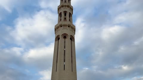 فيديو تصاعدي لمئذنة المسجد والمعمار الإسلامي بعمان