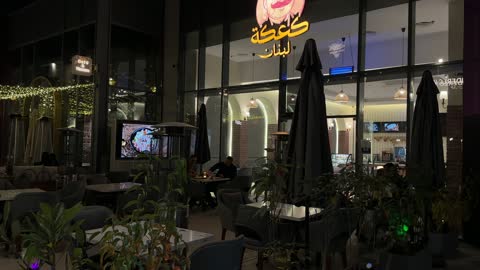 مطعم سيتي ووك وجلسات خارجية ليلية في مدينة الخبر بالمملكة العربية السعودية