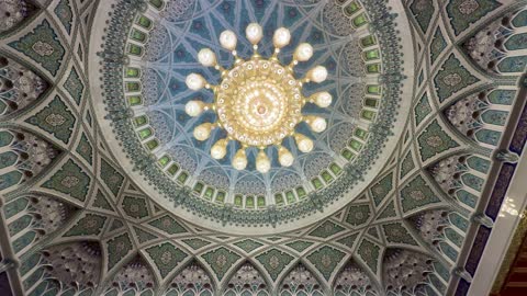 ثريا وقبة جامع السلطان قابوس الأكبر بمسقط