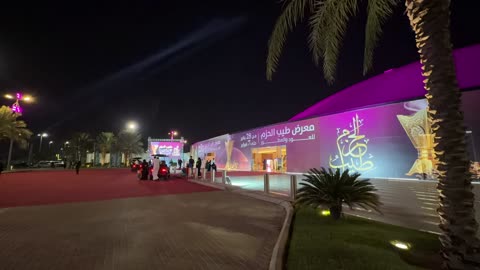 المشي ليلاً في معرض الطيب والحزم للعود والعطور بجدة السعودية