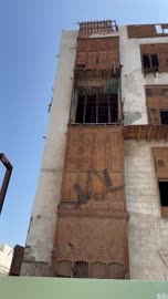 مبنى تاريخي متهالك بهندسة معمارية حجازية تقليدية