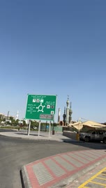 لوحة إرشادية في جدة وإطلالة على المنطقة التاريخية