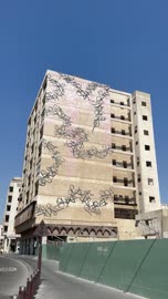 جدارية الخط العربي على مبنى في حي البلد بجدة