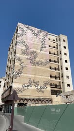 جرافيتي الخط العربي على مبنى في منطقة البلد بجدة