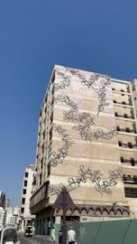 جدارية الخط العربي على مبنى في جدة
