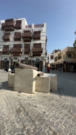 مدافع قديمة وعمارة تاريخية في منطقة البلد بجدة