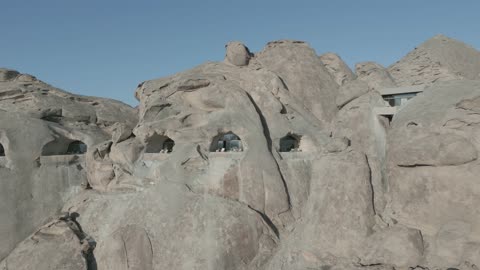 تصوير جوي لأجنحة فندقية فاخرة داخل الجبل