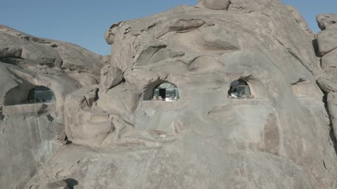 أجنحة منتجع صحراوي فاخرة في الجبال تصوير جوي