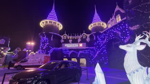 A night shot in the most prominent entertainment areas of the Winter Wonderland Jeddah 2026 event in the Kingdom of Saudi Arabia, featuring cultures and products from 13 different countries around the world, from December 19 to February 16, exploring and shopping for local products, and tasting traditional foods from each country.
