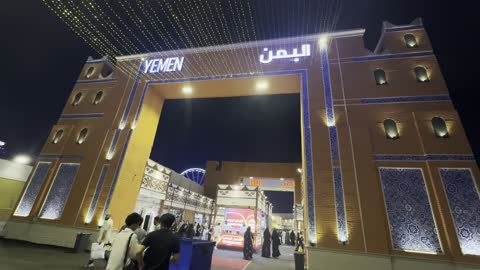 مدخل جناح اليمن في القرية العالمية دبي ليلاً