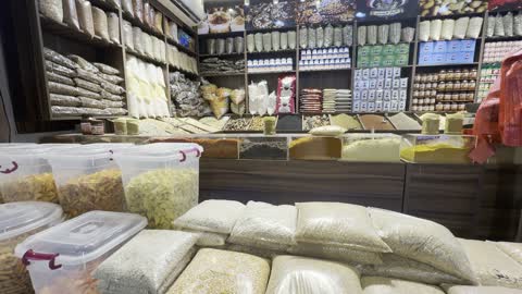 فيديو عرض داخلي لمتجر توابل وعطارة عربي تقليدي
