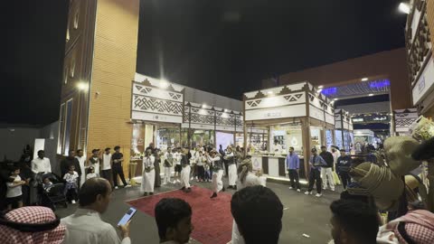 رقصة العرضة السعودية التقليدية في سوق ليلي