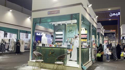 فيديو كشك عطور في معرض سوق ليلي