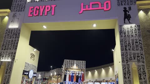 لقطات فيديو مدخل جناح مصر وسوق شعبي ليلي للتسوق