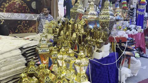 فوانيس رمضان الذهبية التقليدية في سوق الشرق الأوسط
