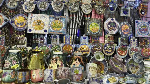 هدايا تذكارية عربية تقليدية ومشغولات يدوية في السوق
