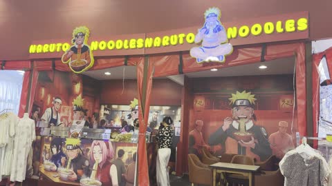مطعم نودلز بطابع ناروتو في سوق داخلي
