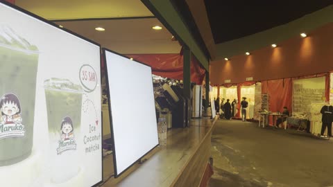 أكشاك البيع بالتجزئة وشاي الماتشا في سوق ليلي