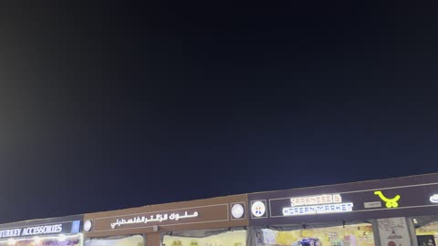 سوق غلوبال ستريت الليلي والمحلات المضيئة