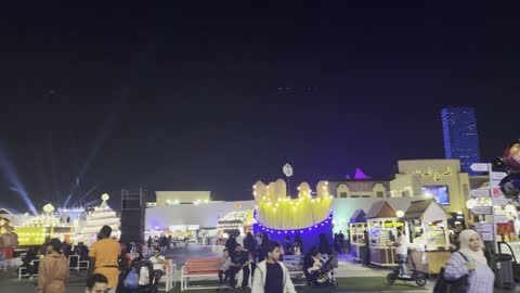 سوق ليلي القرية العالمية دبي مشاة يتجولون