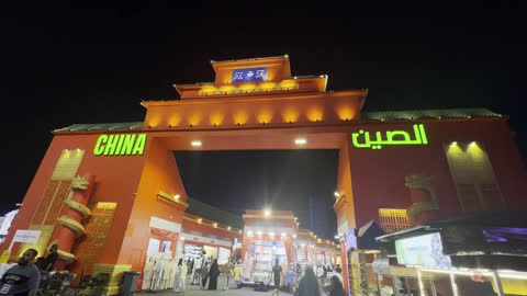 مدخل جناح الصين في القرية العالمية دبي لقطة ليلية