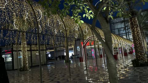 لقطات زينة أضواء ليد احتفالية في ساحة ليلية عامة