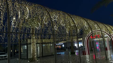 نفق أضواء رمضان الذهبية في السعودية ليلاً