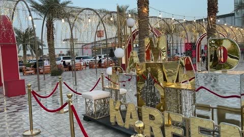 حروف رمضان كريم الذهبية في ساحة عامة خارجية