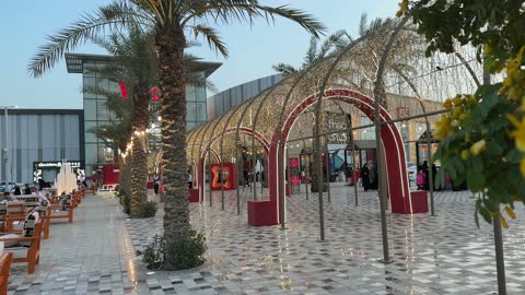 ساحة مضيئة في السعودية لقطة احتفالية مسائية