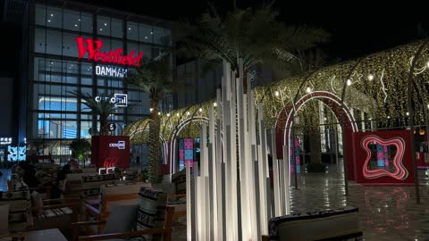 جلسات خارجية في ويستفيلد الدمام مول ليلاً