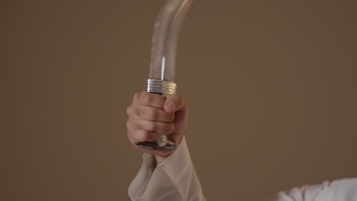 رجل سعودي يحرك الخنجر التقليدي في يوم التأسيس