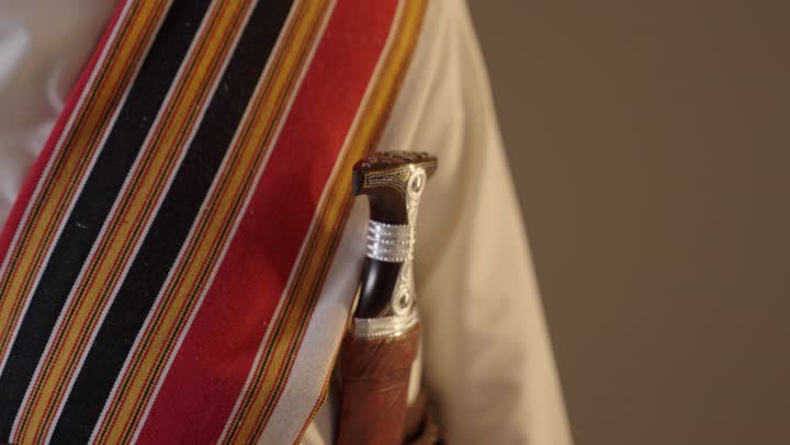 رجل سعودي بزي يوم التأسيس يحمل خنجراً تراثياً