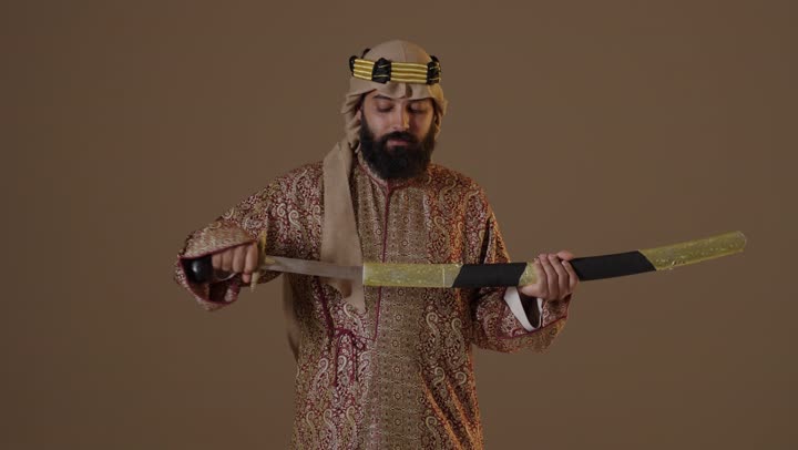 رجل سعودي بزي يوم التأسيس يحمل سيفاً تراثياً
