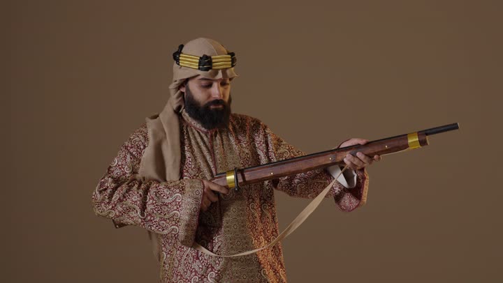 رجل سعودي بزي يوم التأسيس يحمل بندقية تراثية